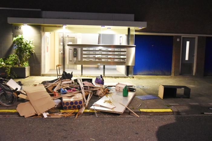 Man gooit deel van inboedel naar beneden