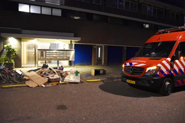 Man gooit deel van inboedel naar beneden