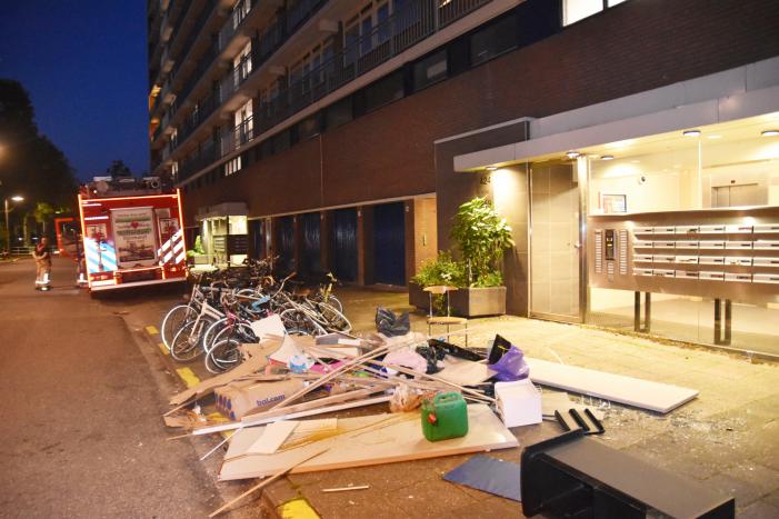 Man gooit deel van inboedel naar beneden