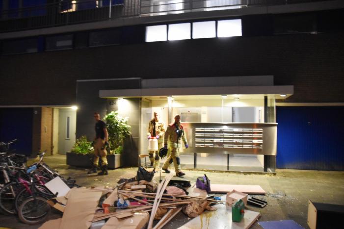 Man gooit deel van inboedel naar beneden