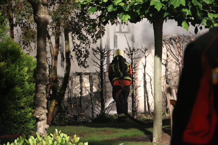 Felle uitslaande brand in chalet