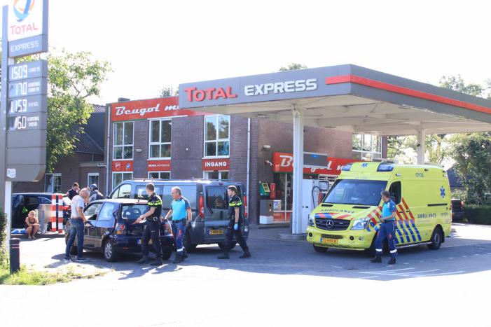 Personenwagen botst achterop bestelbus