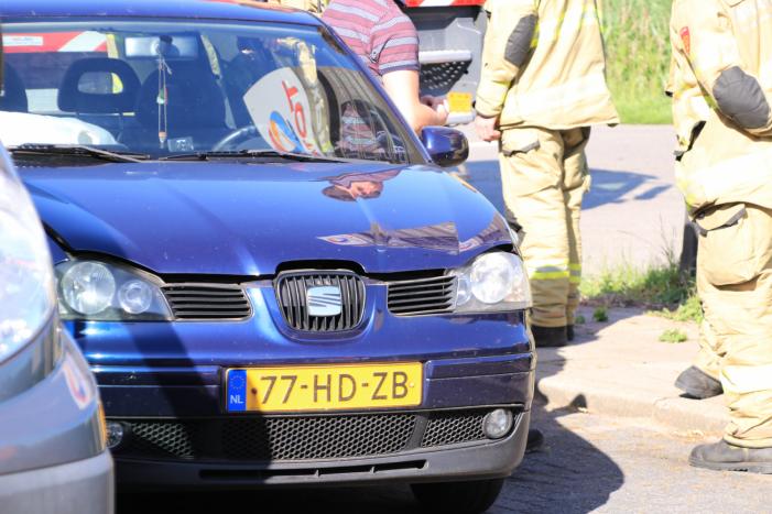Personenwagen botst achterop bestelbus