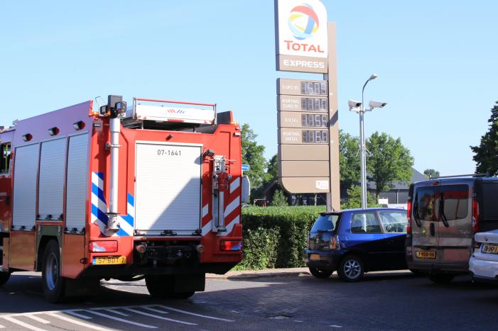 Personenwagen botst achterop bestelbus