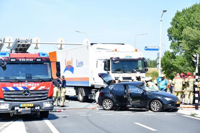 Meerdere voertuigen botsen op kruising