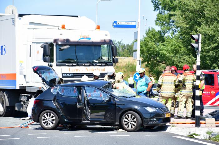 Meerdere voertuigen botsen op kruising