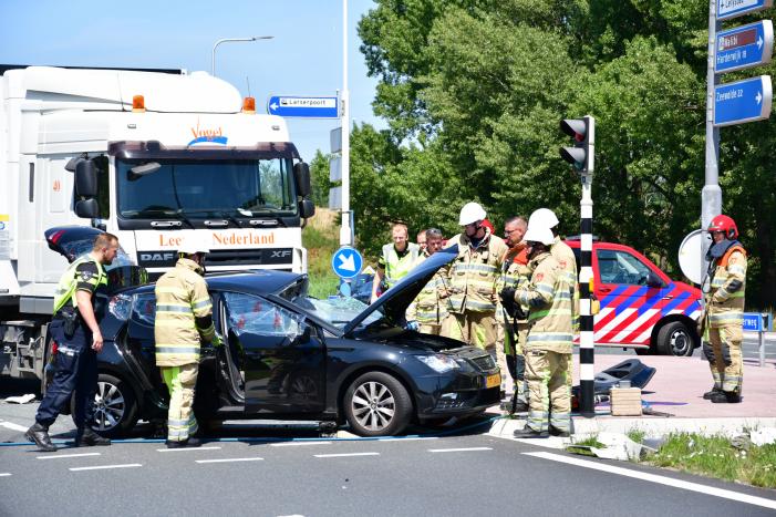 Meerdere voertuigen botsen op kruising