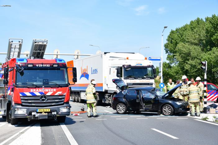 Meerdere voertuigen botsen op kruising