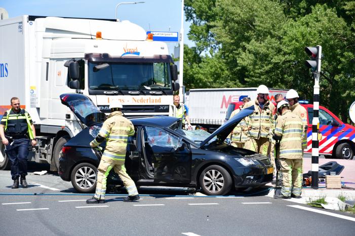 Meerdere voertuigen botsen op kruising