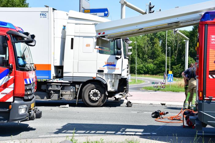 Meerdere voertuigen botsen op kruising
