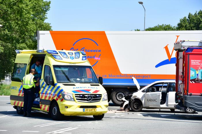 Meerdere voertuigen botsen op kruising