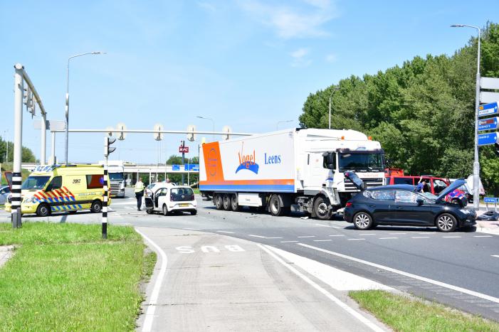 Meerdere voertuigen botsen op kruising