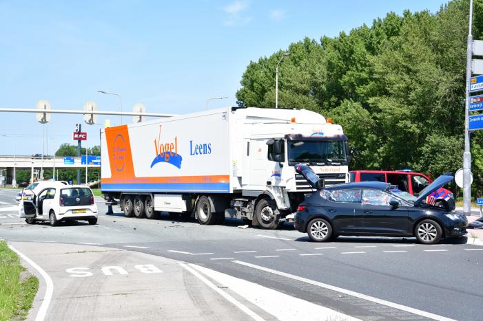 Meerdere voertuigen botsen op kruising