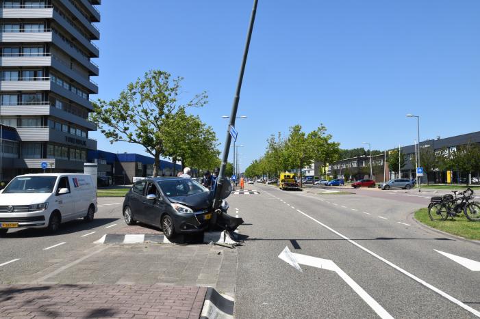 Automobilist klapt vol op lichtmast in Schiehart