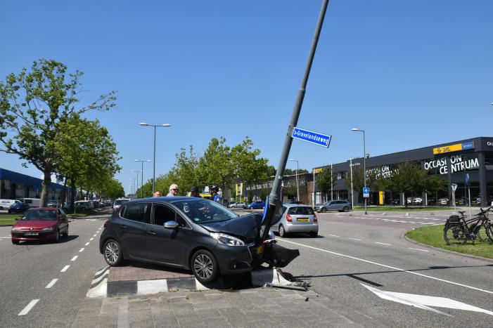Automobilist klapt vol op lichtmast in Schiehart