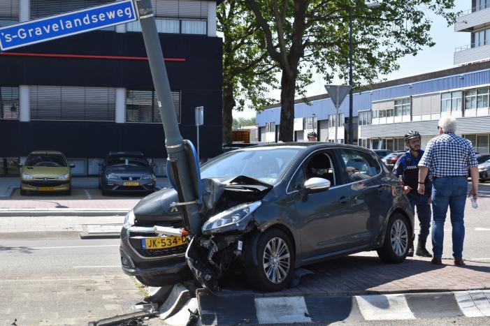 Automobilist klapt vol op lichtmast in Schiehart