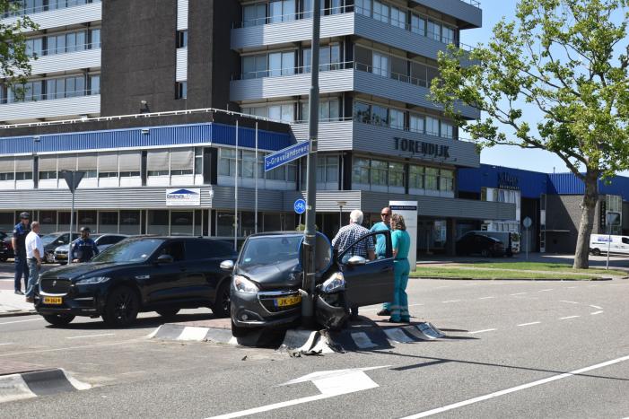 Automobilist klapt vol op lichtmast in Schiehart