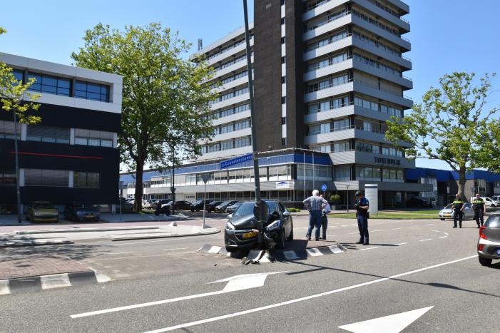 Automobilist klapt vol op lichtmast in Schiehart