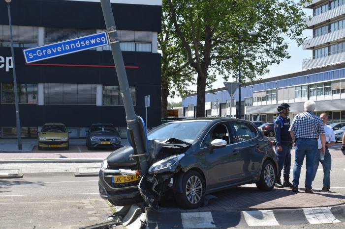 Automobilist klapt vol op lichtmast in Schiehart