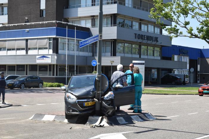 Automobilist klapt vol op lichtmast in Schiehart