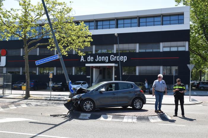 Automobilist klapt vol op lichtmast in Schiehart