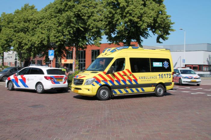 Vrouw op scooter aangereden door bestelbus