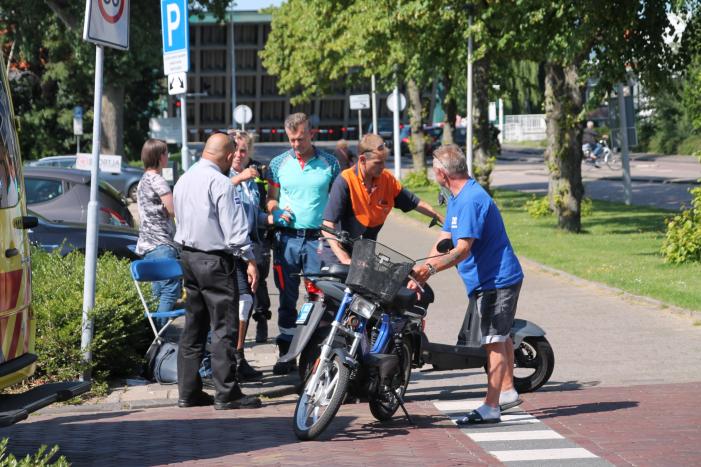 Vrouw op scooter aangereden door bestelbus