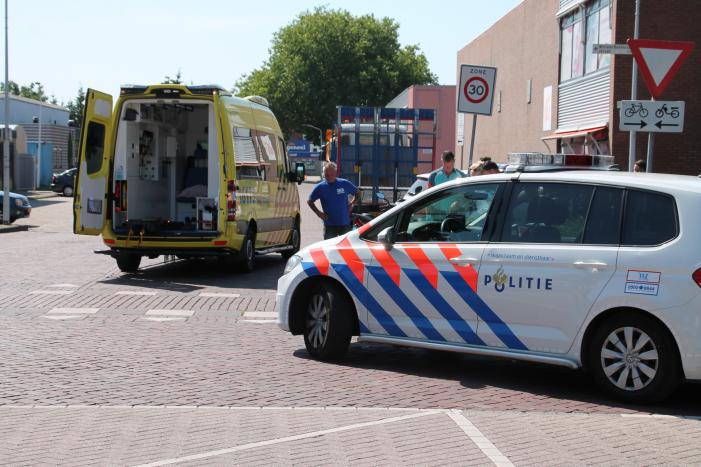 Vrouw op scooter aangereden door bestelbus