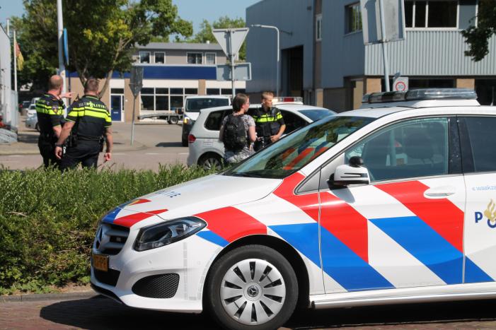 Vrouw op scooter aangereden door bestelbus