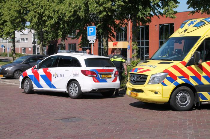 Vrouw op scooter aangereden door bestelbus