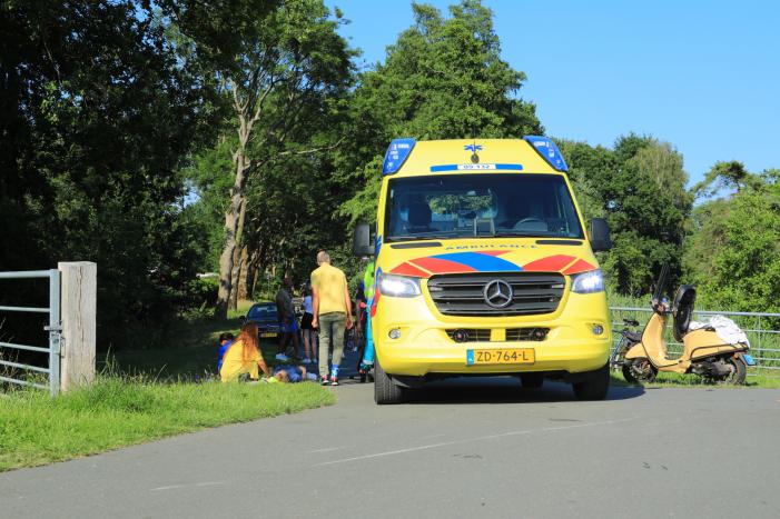 Twee scooterrijders gewond na botsing