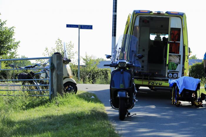 Twee scooterrijders gewond na botsing