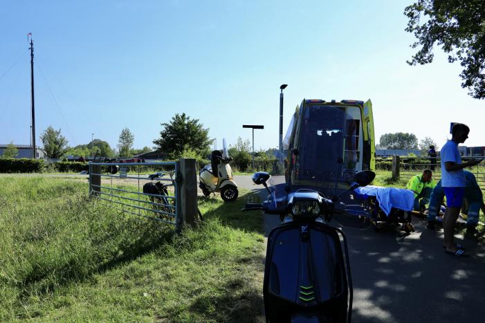 Twee scooterrijders gewond na botsing