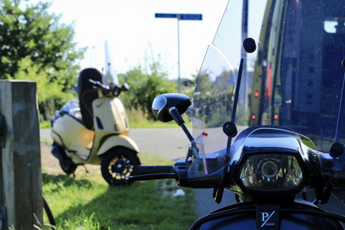 Twee scooterrijders gewond na botsing