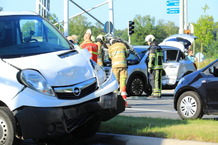 Bestelbus en auto botsen op kruising
