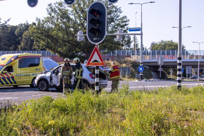 Bestelbus en auto botsen op kruising