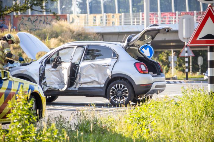 Bestelbus en auto botsen op kruising