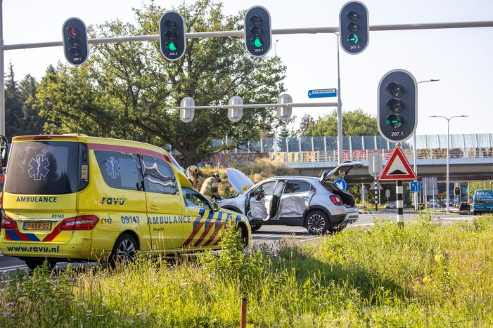 Bestelbus en auto botsen op kruising