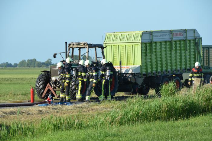 Trekker brandt uit tijdens hooibouw