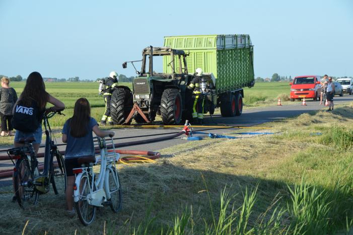 Trekker brandt uit tijdens hooibouw