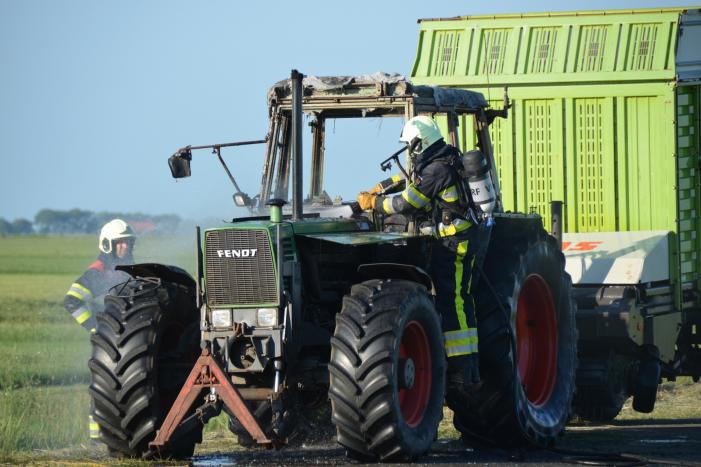 Trekker brandt uit tijdens hooibouw