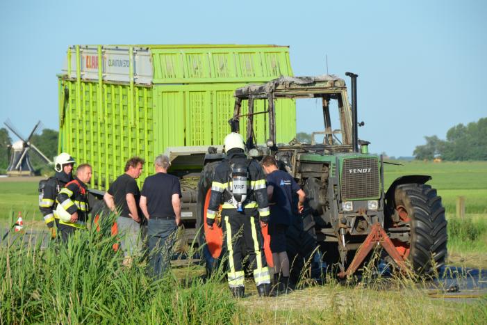Trekker brandt uit tijdens hooibouw