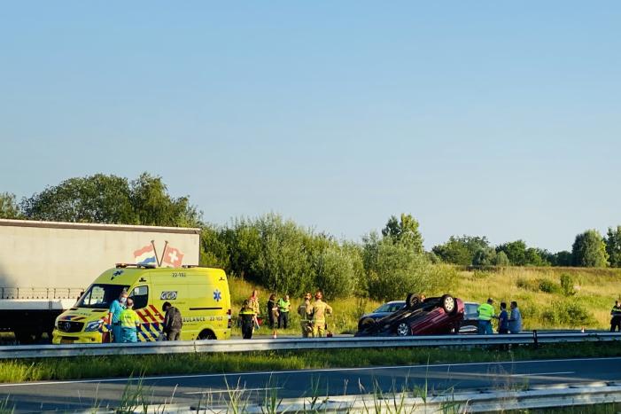 Auto belandt op zijn kop op snelweg