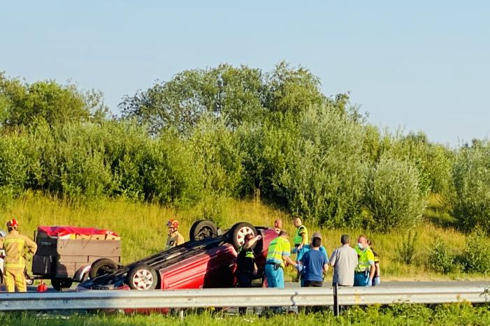 Auto belandt op zijn kop op snelweg