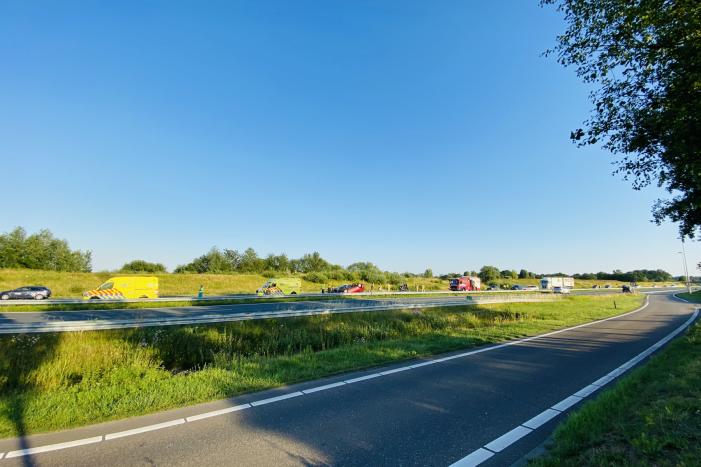 Auto belandt op zijn kop op snelweg