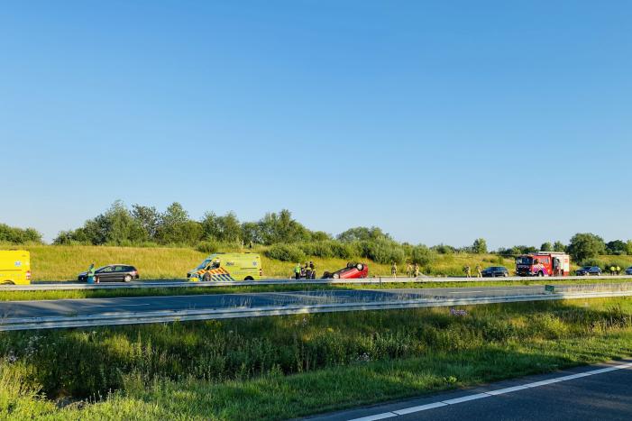 Auto belandt op zijn kop op snelweg