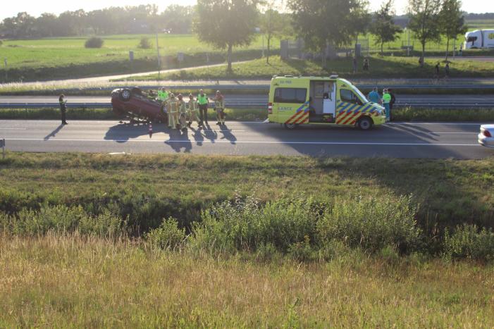 Auto belandt op zijn kop op snelweg