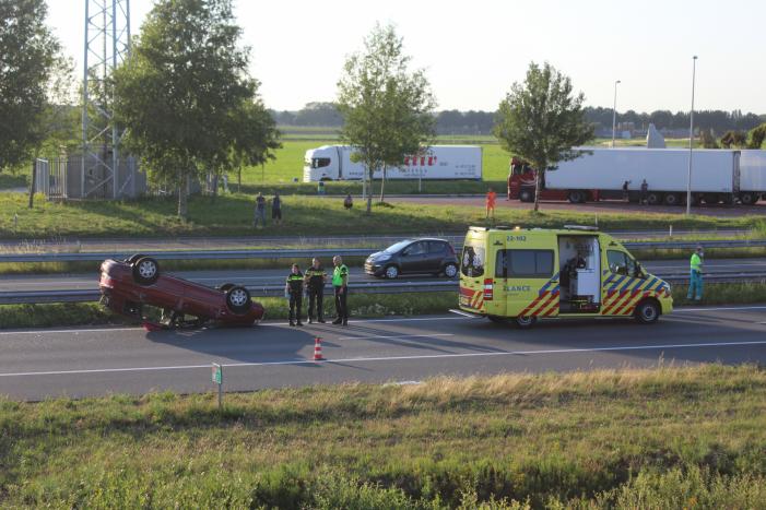 Auto belandt op zijn kop op snelweg