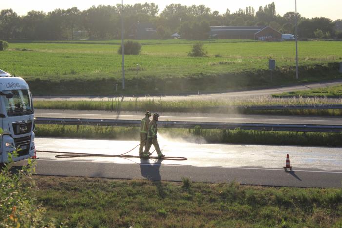 Auto belandt op zijn kop op snelweg
