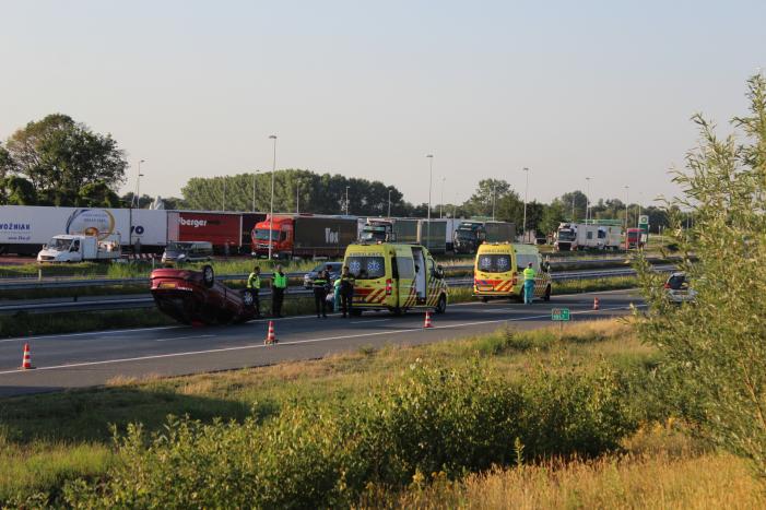 Auto belandt op zijn kop op snelweg